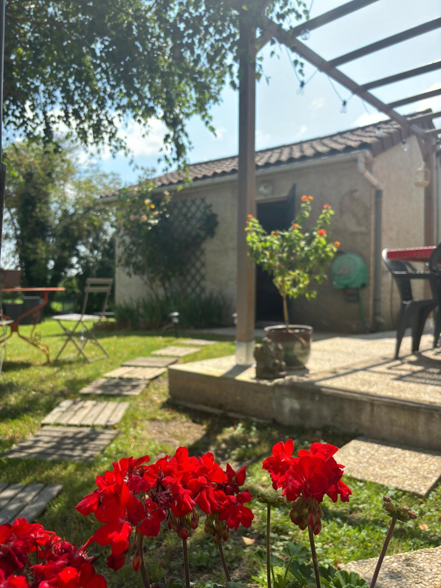 Studio En Auvergne Le Ruisseau Apartment Saint-Priest-Bramefant Luaran gambar